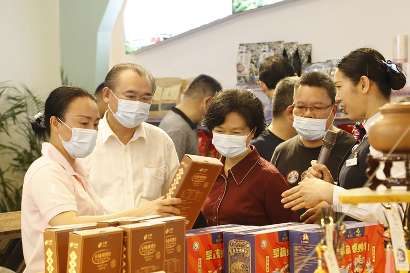 10.參觀那馬服務(wù)區(qū)扶貧產(chǎn)品展銷廳，此為廣西高速公路第一家扶貧產(chǎn)品展銷廳.JPG