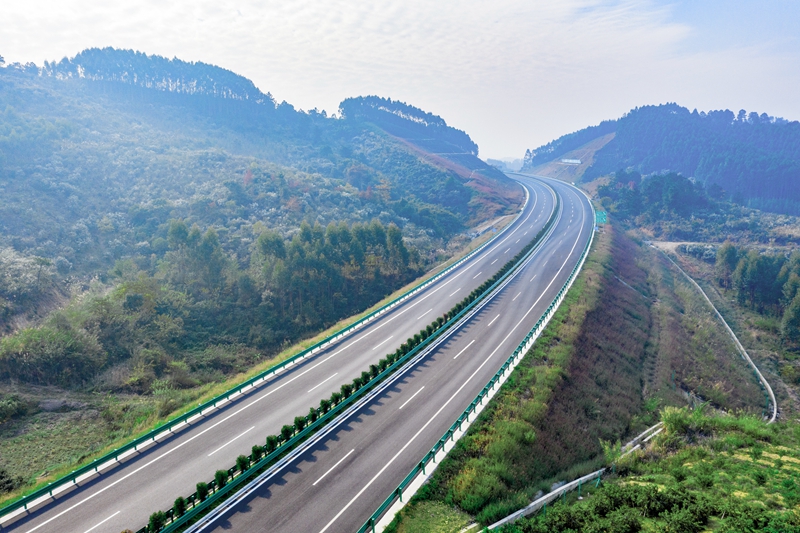 6.高速公路與群山相連，植被覆蓋率高，與原生態(tài)環(huán)境恢復(fù)有機結(jié)合.jpg