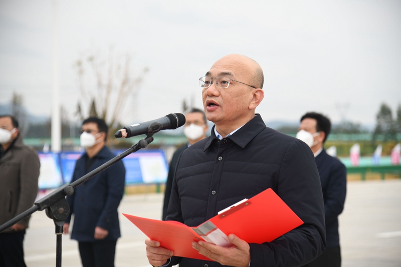 自治區(qū)交通運(yùn)輸廳黨組成員、總工程師陳津維宣布通車.jpg